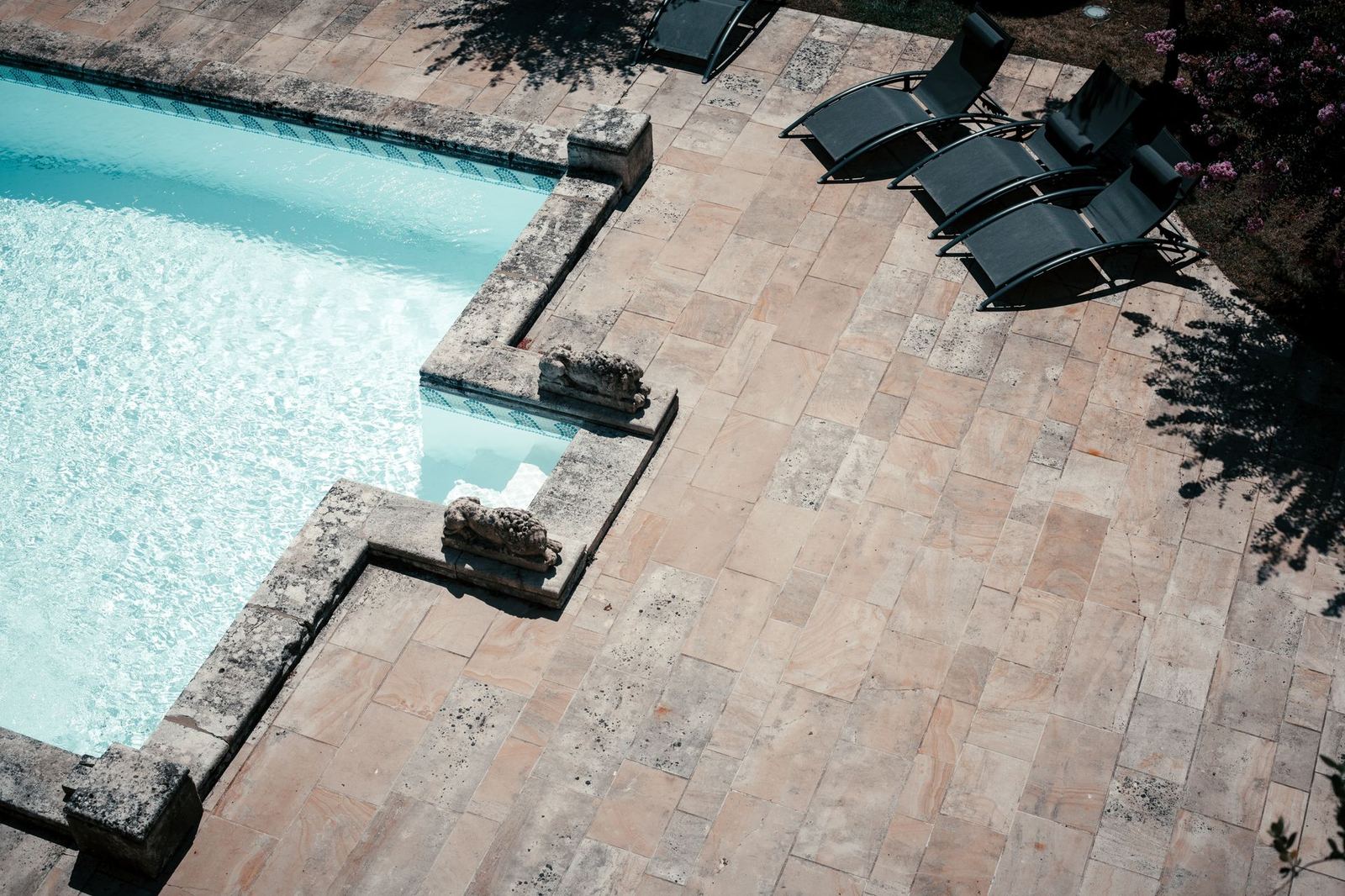 Dubai Villa Topluluğu – Traverten Teras ve Havuz